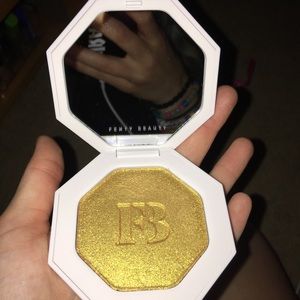 Fenty Highlighter (Trophy Wife)